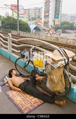 GUANGZHOU, province de Guangdong, Chine - Homme pan avec location, dans la ville de Guangzhou. Banque D'Images