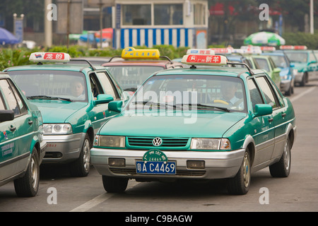 GUANGZHOU, province de Guangdong, Chine - Taxis la file à la gare, dans la ville de Guangzhou. Banque D'Images