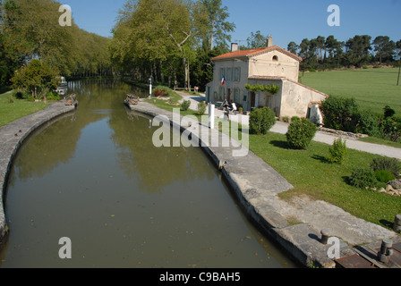 L'écluse Écluse de Peyruque sur le Canal du Midi à proximité de Castelnaudary dans l'Aude, Midi-Pyrénées, France Banque D'Images