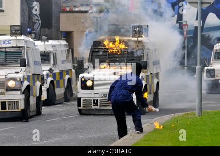 Une jeunesse nationaliste masqué se prépare à lancer un cocktail Molotov sur un véhicule PSNI au cours des émeutes de Bogside, Londonderry. Banque D'Images