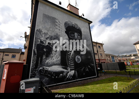 Le bombardier d'essence républicaine murale dans le Bogside, Londonderry, en Irlande du Nord. Peint par le Bogside Artists. Banque D'Images