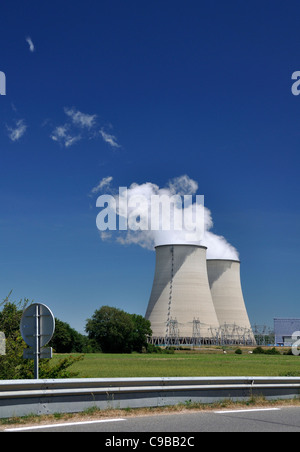 Les tours de refroidissement de centrales nucléaires Centrale Électrique, Belleville-sur-Loire Banque D'Images