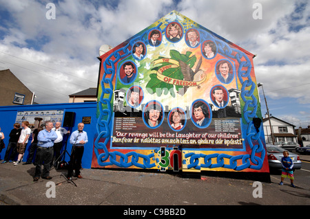 Murale dans le Bogside, Londonderry, en Irlande du Nord, commémorant la républicaine de 1981 grévistes qui sont morts dans le labyrinthe Priso Banque D'Images