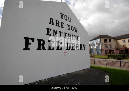 L'emblématique 'Free Derry' dans le mur pignon Bogside républicaine, Londonderry, en Irlande du Nord. Banque D'Images