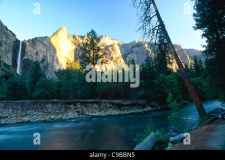 Merced avec la chute Bridalveil au coucher du soleil, Yosemite National Park, Californie Banque D'Images