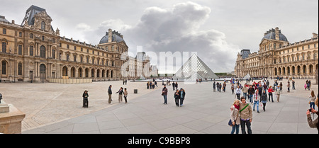 Le Louvre Musée du Louvre cour carrée centrale avec les touristes, panorama montrant l'entrée de la pyramide de verre Banque D'Images