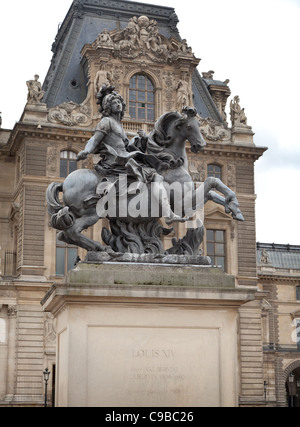 Louis XIV statue équestre sur socle, la cour centrale du Louvre, Paris, France Banque D'Images