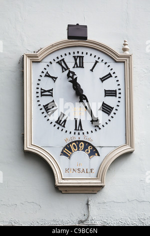 Vue rapprochée d'une antique Horloge murale, Blue Haven Hotel, Kinsale, dans le comté de Cork, en République d'Irlande Banque D'Images