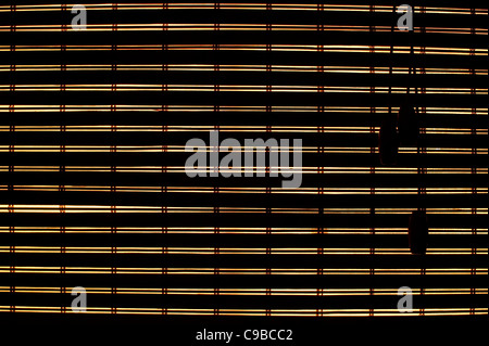 La fenêtre arrière allumé stores bambou fermé Banque D'Images