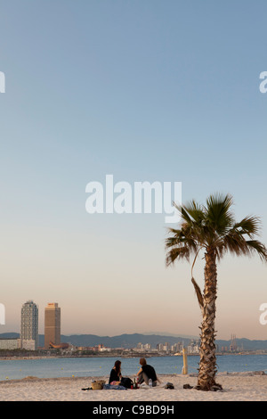 Avis de l'hôtel Arts et la Tour Mapfre et zone de Fòrum de la plage de Barceloneta, Barcelone, Espagne Banque D'Images