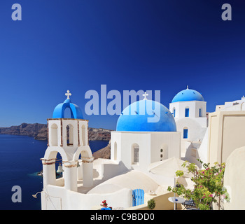 Vue de l'Eglise du dome bleu dans le village d''Oia sur l'île de Santorin Banque D'Images