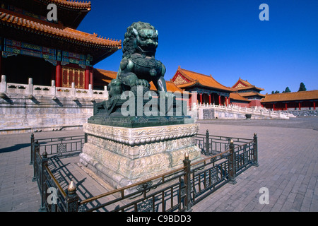 Mâle Gardien Impérial Chinois Lion Sculpture en face du hall de l'harmonie suprême de la Cité Interdite, Pékin, Chine Banque D'Images