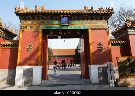 Entrée (Zhaotai) porte de la Lamaserie Yonghe (Lama Temple), Beijing, Chine Banque D'Images