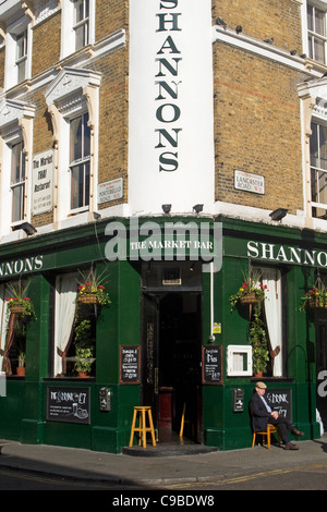 Homme assis à l'extérieur de Shannon's pub, Portobello Road, Notting Hill, London, England, UK Banque D'Images