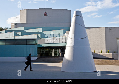 Warwick Arts Centre entrée principale et 'white' Koan sculpture, Campus de l'Université de Warwick, Coventry, West Midlands, England, UK Banque D'Images