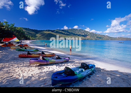 Kayaks sur la plage, Magens Bay, St Thomas, Îles Vierges Américaines Banque D'Images