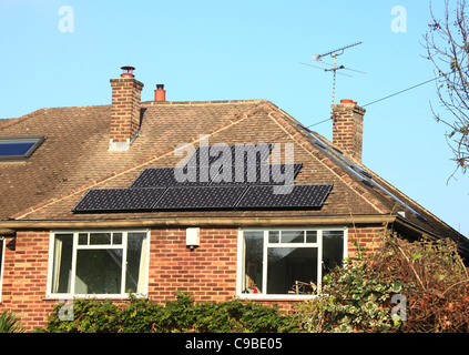 L'électricité solaire panneaux sur un toit de maison. Banque D'Images