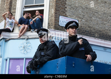 Notting Hill Carnival, Journée des enfants, les agents de la Police métropolitaine observant les foules à Ladbroke Grove Banque D'Images