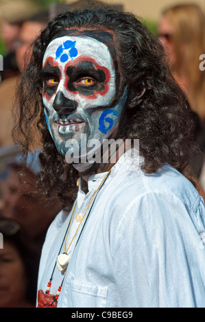 Un participant à l''Dia De Los Muertos' ou 'Day of the Dead' activités au Santa Barbara Museum of Natural History de Sant Banque D'Images