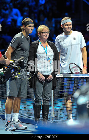 Tour 26.09.2011 Londres, Angleterre Rafael Nadal de l'Espagne avec Mardy Fish des États-Unis d'Amérique avant le début de la première ronde du tournoi robin au Tennis Barclays ATP World Tour Finals 2011 au 02 London Arena. Banque D'Images