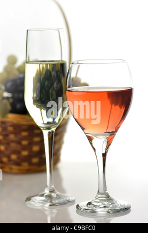 Verres à vin blanc et rose et panier avec grape Banque D'Images