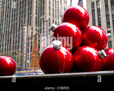 Ornements de Noël géant, Reflecting Pool, 1251 Avenue of the Americas, New York City, USA Banque D'Images