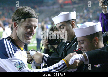 DAVID BECKHAM LA GALAXY donne à l'Écharpe de la marine américaine LA GALAXY V HOUSTON DYNAMO. La finale de la Coupe MLS 2011 CARSON LOS ANGELES FABRIQUÉES MAIN E Banque D'Images