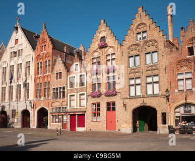 Les bâtiments historiques à Jan Van Eyckplein, Bruges, Belgique. Banque D'Images