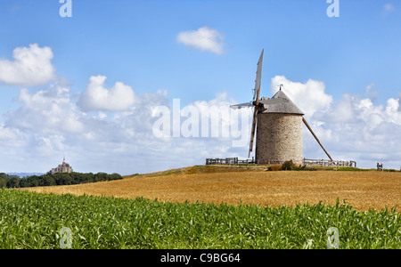 Moulin à vent traditionnel à proximité du Mont Saint Michel monastère en Base Normandie en France.C'est 'Le Moulin Moidrey'. Banque D'Images