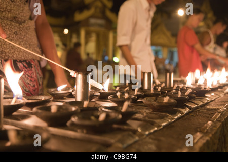 Le plus grand temple bouddhiste de la pagode Shwedagon à prier avec éclairage de nuit, les gens bouddhistes Rangoon, Birmanie. Banque D'Images