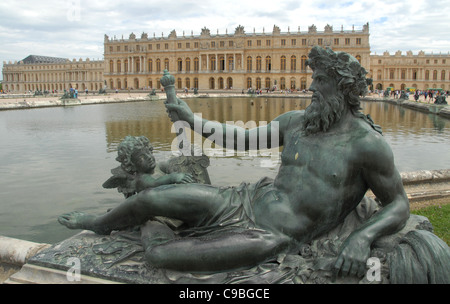 Allégorie du Rhône au bassin du midi dans les jardins du château Le Château de Versailles. Banque D'Images