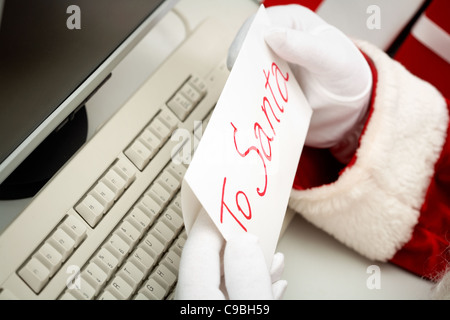 Close-up of Santa hands holding lettre à la note "à Santa' Banque D'Images