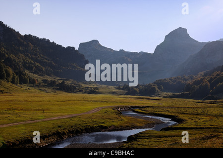 Image crépuscule dans les montagnes des Pyrénées sur la vallée d'Ossau dans le sud de la France. Banque D'Images