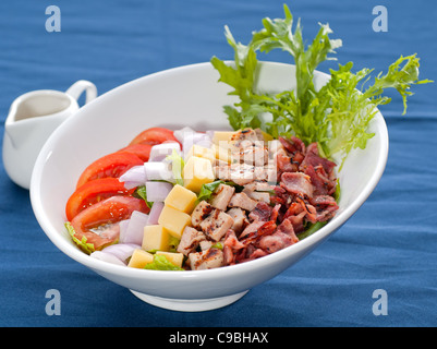 Salade césar classique frais sur nappe bleue close up,repas sain ,plus délicieuse cuisine PORTFOLIO Banque D'Images