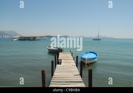 À travers la baie de Toulon à partir de l'embarcadère des bateaux à Tamaris sur la Presqu'ile du Cap Sicie dans Var, Provence, France Banque D'Images