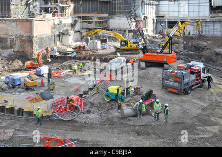 Vue de dessus à la recherche vers le bas sur les travailleurs et de démolition foundation concernant la construction de l'équipement pour le nouveau site Shard London UK Construction Banque D'Images