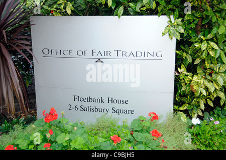 L'administration centrale du panneau routier à l'entrée à l'Office of Fair Trading un ministère situé dans la ville de London England UK Banque D'Images