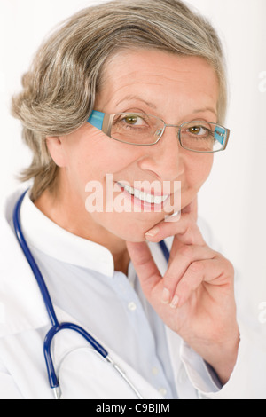 Smiling senior femme médecin stéthoscope avec Portrait Professional Banque D'Images