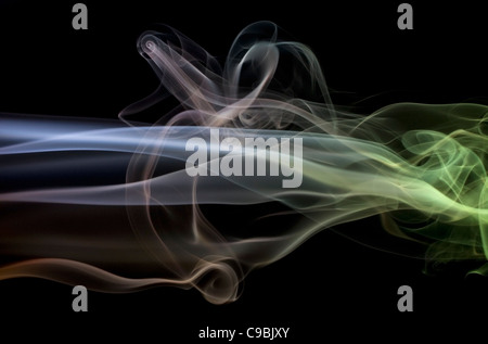 Abstract photo montrant certains fumée multicolore en noir retour Banque D'Images