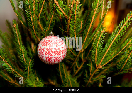 Balle sur un arbre de Noël Banque D'Images