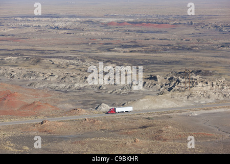 VUE AÉRIENNE.Déplacement de camion dans un paysage désertique.Bisti de-Na-Zin Wilderness, comté de San Juan, Nouveau-Mexique, États-Unis. Banque D'Images