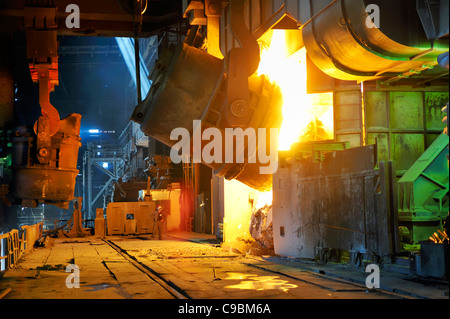 Coulée de métal liquide à l'intérieur de l'usine Banque D'Images