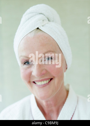 Senior woman smiling, portrait Banque D'Images