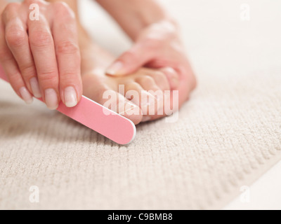 Femme mature, ongles dépôt close up Banque D'Images