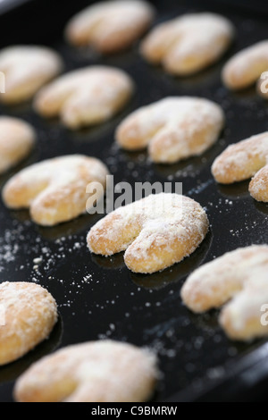 Rangée de biscuits croissant de vanille dans la lèchefrite Banque D'Images