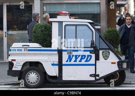 NYPD New York Police Department à l'extérieur de l'immeuble des Nations Unies à New York Banque D'Images