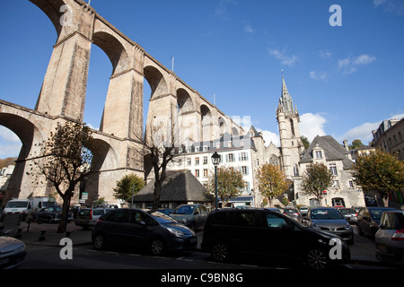 Une vue sur le viaduc et Église Saint-Mélaine de Morlaix à Morlaix, Finistère, Bretagne, France. Banque D'Images