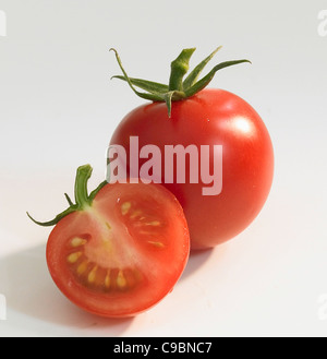 Coupe tomates sur fond blanc Banque D'Images