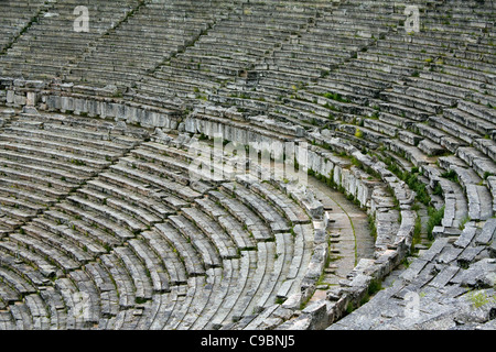 Sièges en grec ancien théâtre d'Epidaure. Banque D'Images