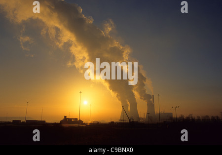 Le charbon de la centrale électrique alimentée au lever du soleil près de Leeds yorkshire uk Banque D'Images